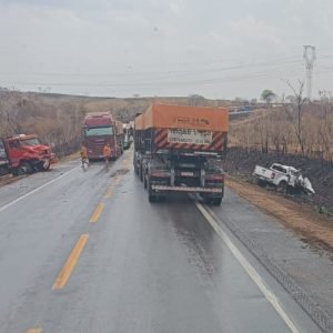 Mulher e criança morrem em acidente entre caminhão e caminhonete em MT