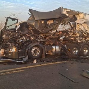 Batida entre carretas deixa um morto na e destrói veículos em MT