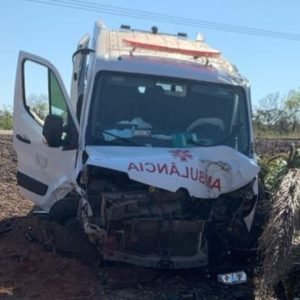 Ambulância bate em carro e grávida dá à luz após acidente em MT