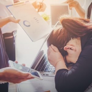 Saúde mental no trabalho exige atenção aos sinais de sobrecarga e adoecimento