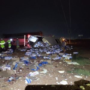 Carga de carne é saqueada após carreta tombar na BR-163 em MT