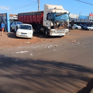 AGORA: Acidente na rotatória da Dorvalino com Ponta Porã envolveu duas carretas