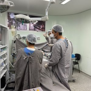 Médica troca centro cirúrgico por nova carreira na internet após diagnóstico de autismo aos 33 anos de idade