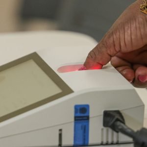 Conheça os governadores eleitos e os senadores mais votados