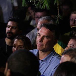 Flávio Bolsonaro impõe condições para liberar sigilos