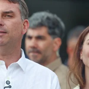 Flávio Bolsonaro participa de missa na Catedral de Brasília