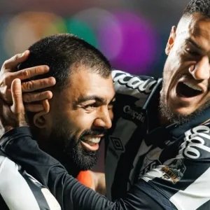 Gabigol brilha, e Santos vence o São Paulo em jogo atrasado do Brasileirão