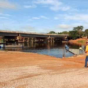 Ponte Rio Guaporé interditada: 24h de espera para balsa na BR-174B