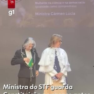 VÍDEO: ministra Cármen Lúcia não desgruda da Constituição em evento e guarda livro dentro do casaco para receber homenagem em MT