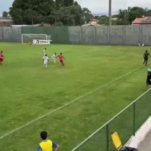 Árbitro é empurrado em jogo do Mato-grossense Sub-17; veja vídeo