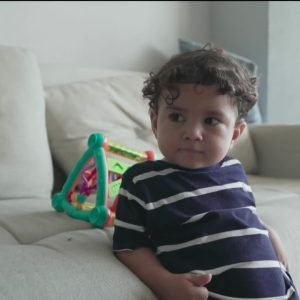 ‘É como se ele tivesse nascido de novo’: menino com surdez rara escuta pela 1ª vez após tratamento inédito; VÍDEO