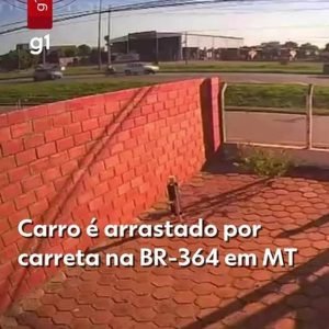 VÍDEO: carro perde controle e é arrastado por carreta em MT