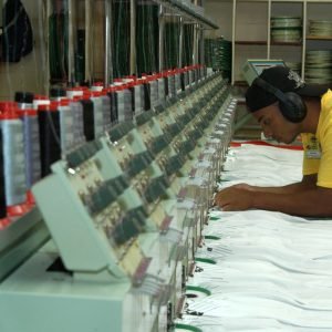 Confiança da indústria sobe em outubro, mas setor segue pessimista