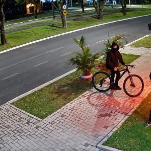 Trio encapuzado tenta invadir comércio e foge de bicicleta em Nova Mutum/MT; Veja vídeo | Power Mix