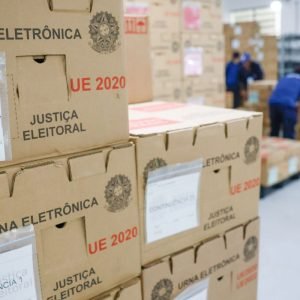 Tribunais distribuem urnas e preparam seções para eleição