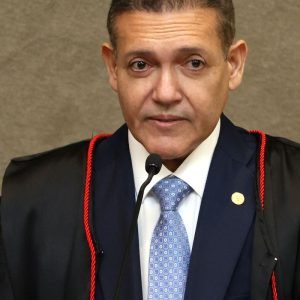 TSE atende Flávio e manda suspender canal do whatsapp Exército do Lula