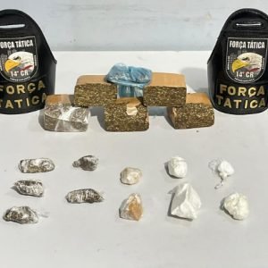 Jovem tenta fugir de bicicleta, mas é preso com maconha e cocaína