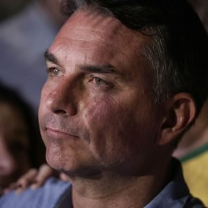 Em sabatina, Flávio não explica propostas e faz acusações sem provas