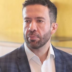 Janones poderá ter alta em 48 horas, diz boletim médico