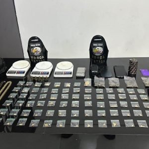 Casal é flagrado com drogas e munições durante abordagem policial
