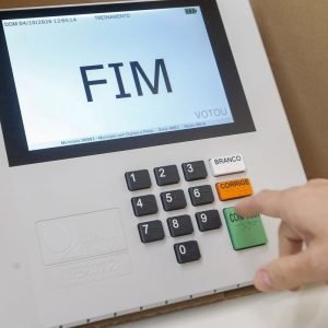 Nas 2 primeiras horas de votação, 467 urnas foram substituídas