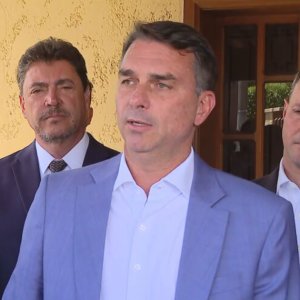 Avião em que estaria Flávio Bolsonaro pousa em Miami