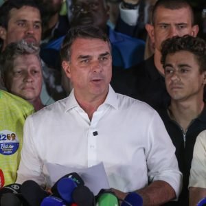 PF investiga circunstâncias da fuga de Flávio Bolsonaro do Brasil