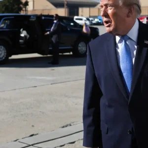 Trump diz que não vai se envolver, após carta de Flávio Bolsonaro