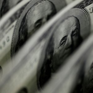 Ibovespa cai 2,68%, e dólar fecha em leve baixa a R$ 5,34