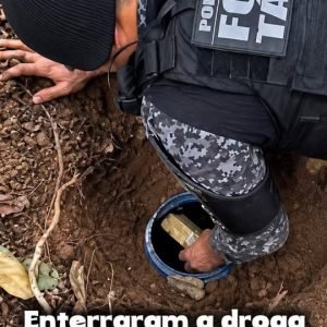 ENTERRARAM AS DROGAS, MAS A POLÍCIA ENCONTROU 

Dois suspeitos foram presos no b…