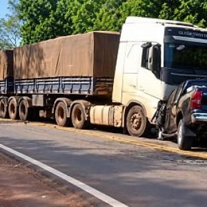 Quatro pessoas morrem em batida frontal entre caminhonete e carreta na BR-163 em MT; Veja vídeo | Power Mix