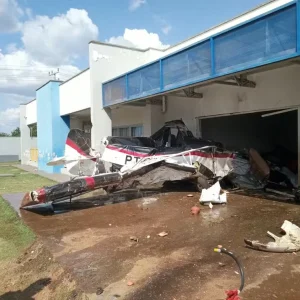 avião agrícola cai em creche com mais de 150 crianças em MT