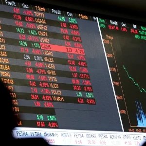 Dólar cai a R$ 5, e bolsa sobe quase 8% após primeiro turno