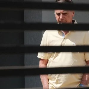 Bolsonaro pede liberação de visitas de Flávio na prisão domiciliar