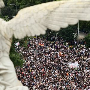 Habitação: Espanha antecipa eleições; sindicatos chamam à greve geral