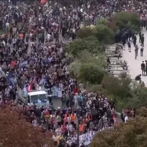 Bloqueios em colégios viram onda de protestos nacionais na França