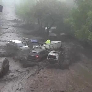 Vídeo: Enchentes no Chile arrastam dezenas de carros pelas ruas de Santiago
