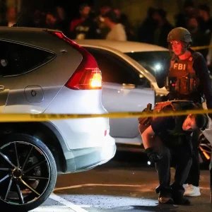 Homem é baleado em Nova York dentro de carro por agentes do ICE