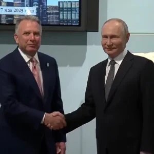 EUA acenam a Moscou por fim da guerra e evitam interesses ucranianos