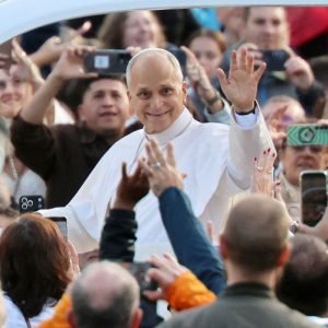 Leão XIV sobe ao papamóvel pela primeira vez desde cirurgia de câncer