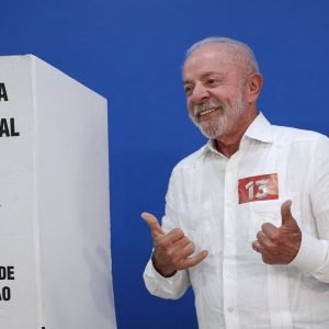 Lula vota e enaltece mobilização popular: nunca vi nada igual