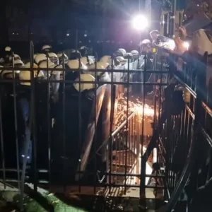 Presidente da Polônia interrompe viagem após premiê ser acusado de “golpe”