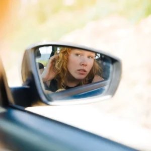 Por que sempre olhamos o nosso reflexo no espelho? A psicologia explica