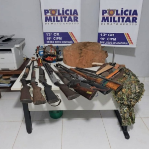 Polícia Militar apreende oito armas de fogo, munições e prende dois homens por porte ilegal