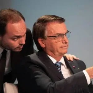 Após visita a Jair Bolsonaro, Carlos reafirma apoio a Rogério Marinho