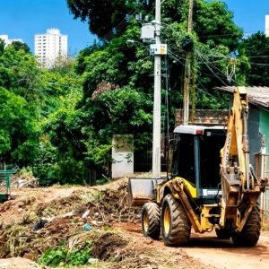 Limpurb retira móveis, eletrodomésticos e resíduos de área de drenagem em Cuiabá