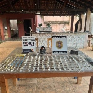 Polícias Civil e Militar prendem dois jovens e apreendem drogas em São José dos Quatro Marcos
