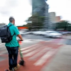 CET começa a fiscalizar bicicletas elétricas e patinetes na cidade de SP