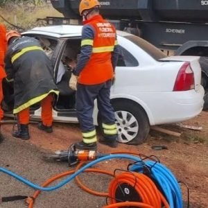 Bombeiros retiram corpos de duas vítimas presas às ferragens após colisão na MT-242