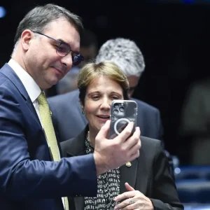 Seis em cada 10 senadores com mandato garantido em 2027 apoiam Flávio